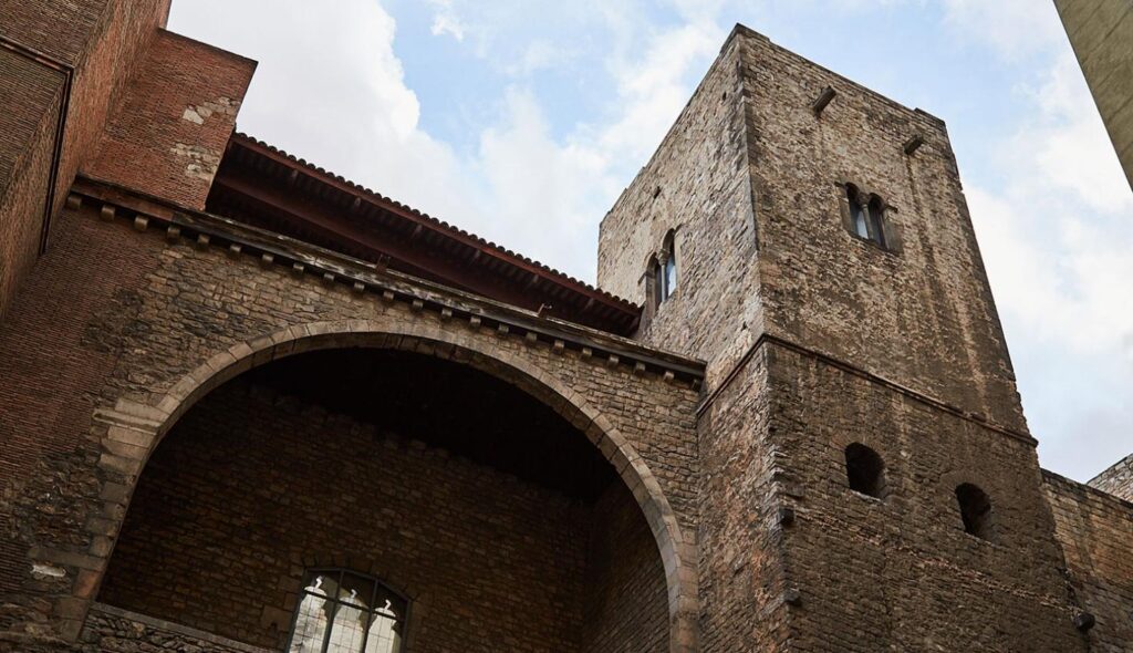 Instalaciones del Palau Requesens, un edificio gótico de gran valor patrimonial, en el corazón de Barcelona